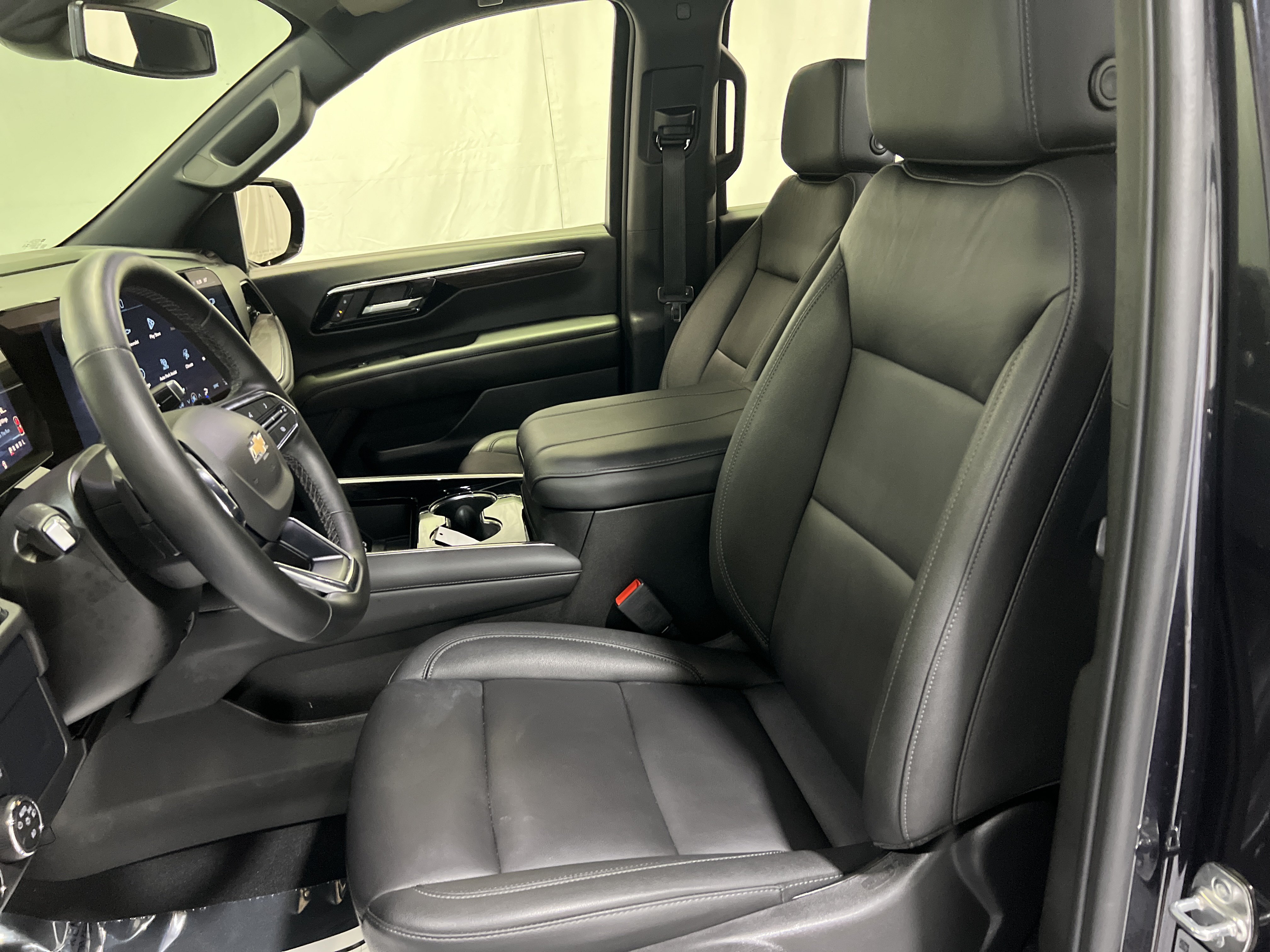 Certified 2026 Chevrolet Suburban LT w/ Comfort Package AWD/4WD image 17