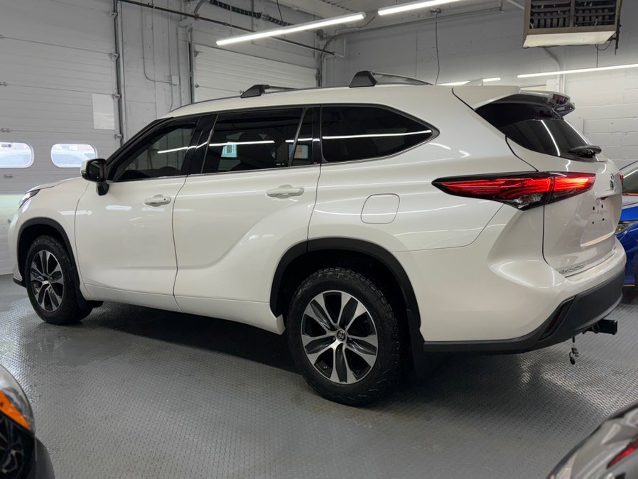 Used 2021 Toyota Highlander XLE AWD/4WD image 11