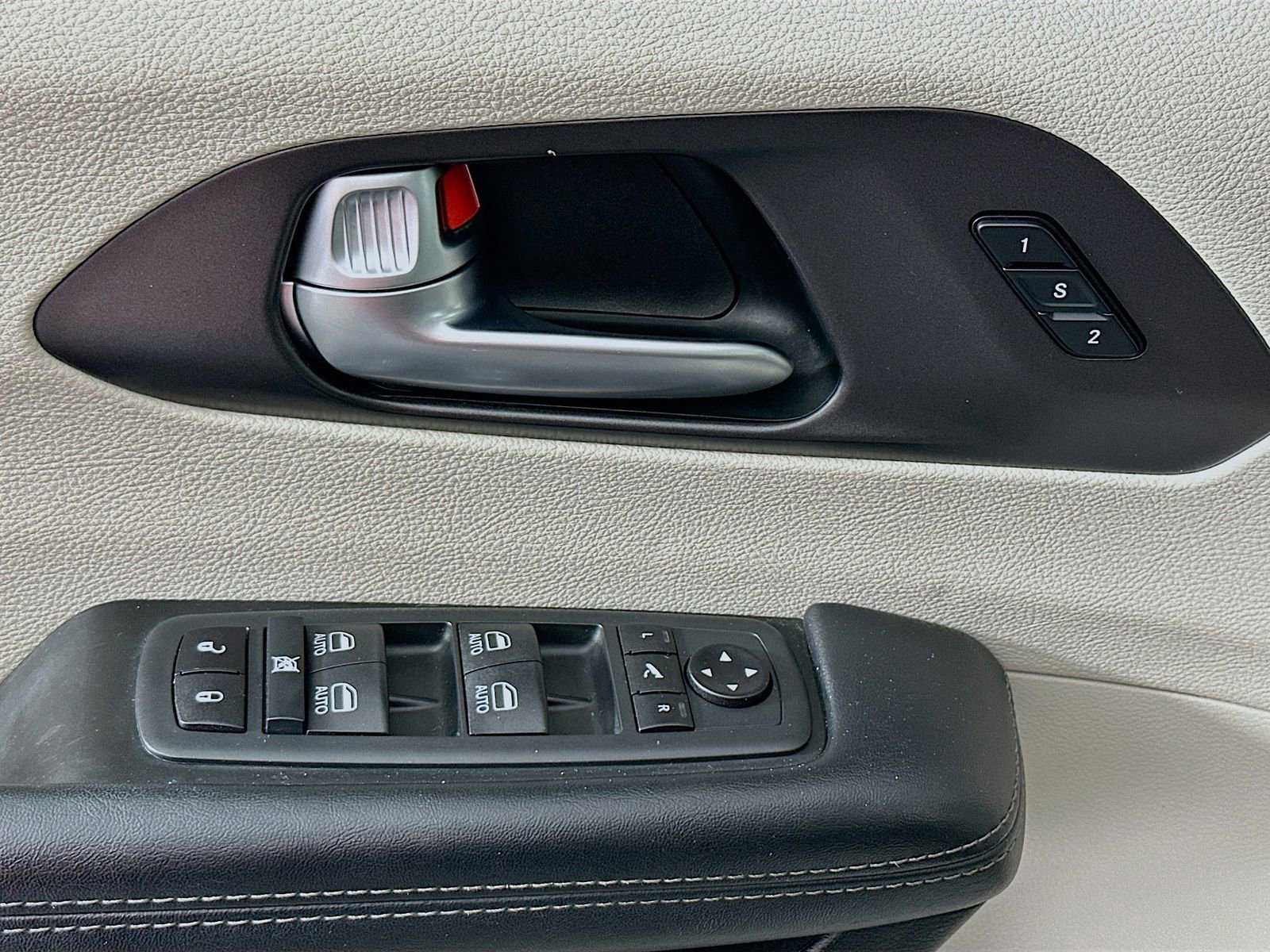 Used 2020 Chrysler Pacifica Limited FWD image 19