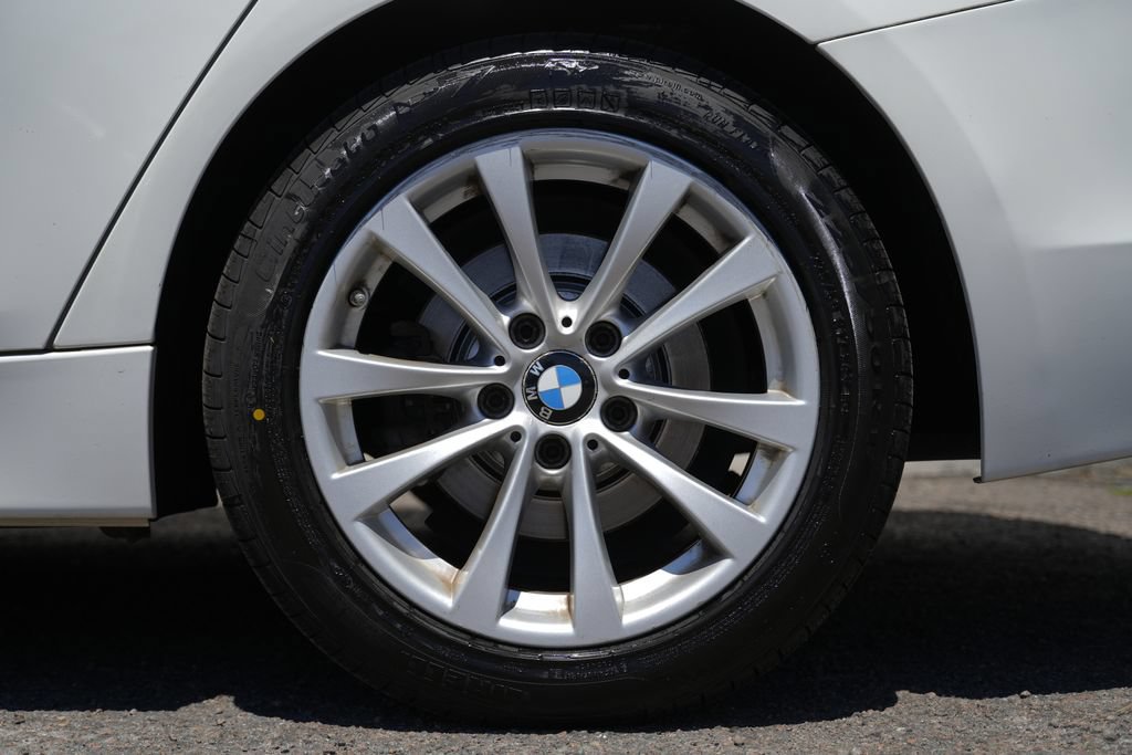 Used 2018 BMW 320i xDrive Sedan AWD/4WD image 14
