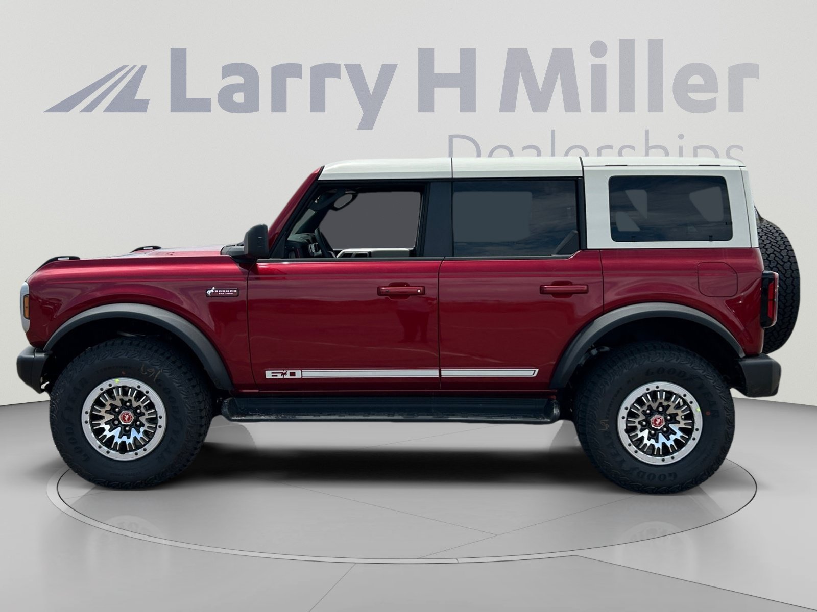New 2026 Ford Bronco Outer Banks w/ Sasquatch Package AWD/4WD image 2