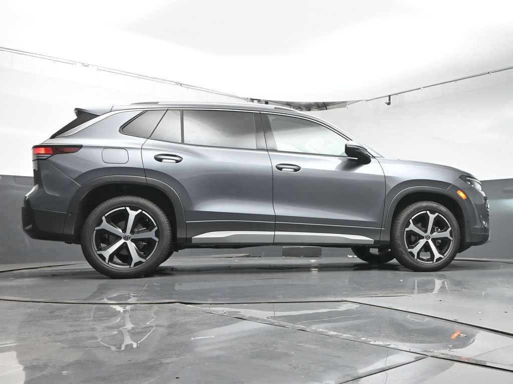 Used 2025 Volkswagen Tiguan SE FWD image 40