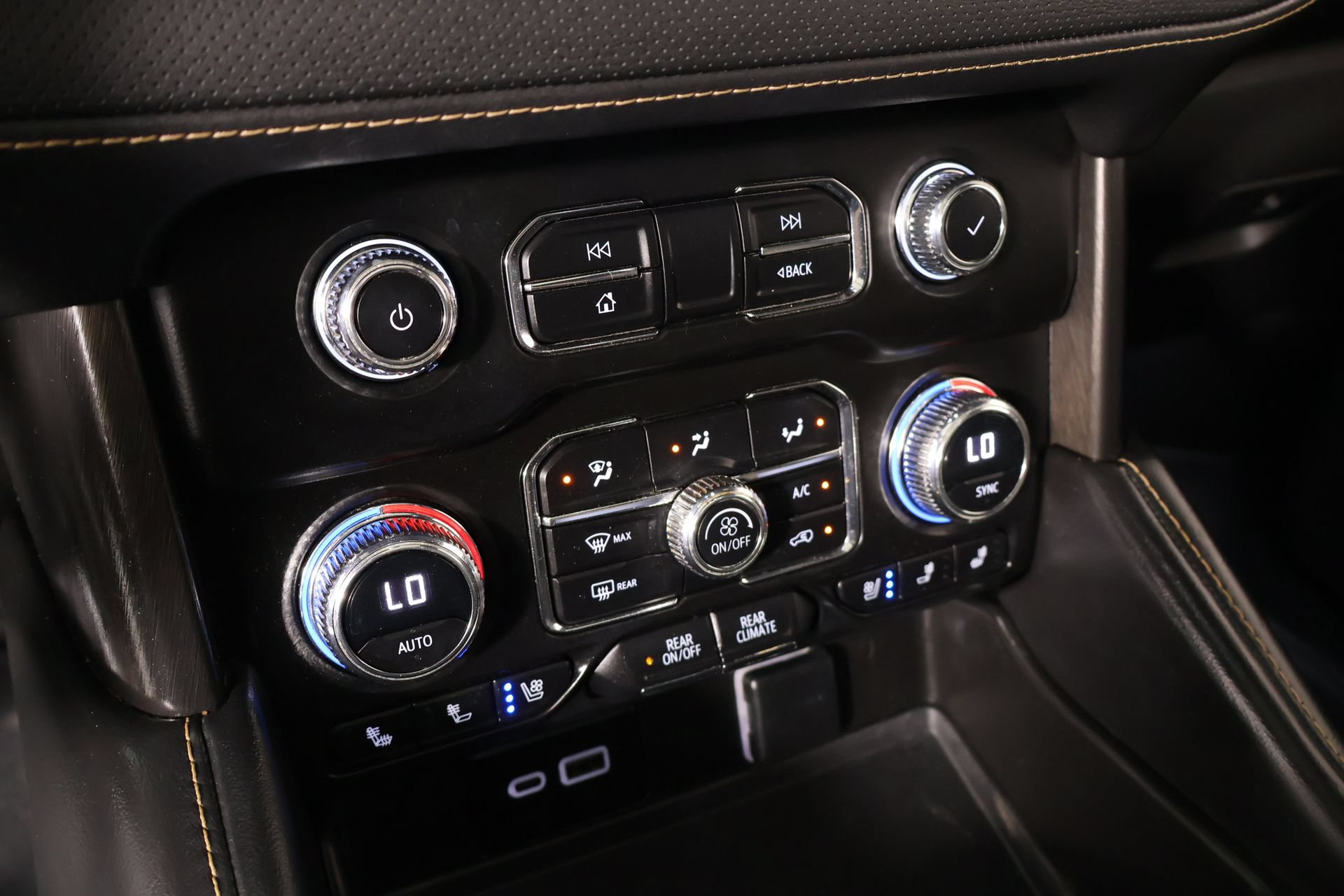 Used 2023 GMC Yukon XL AT4 w/ AT4 Premium Plus Package AWD/4WD image 7
