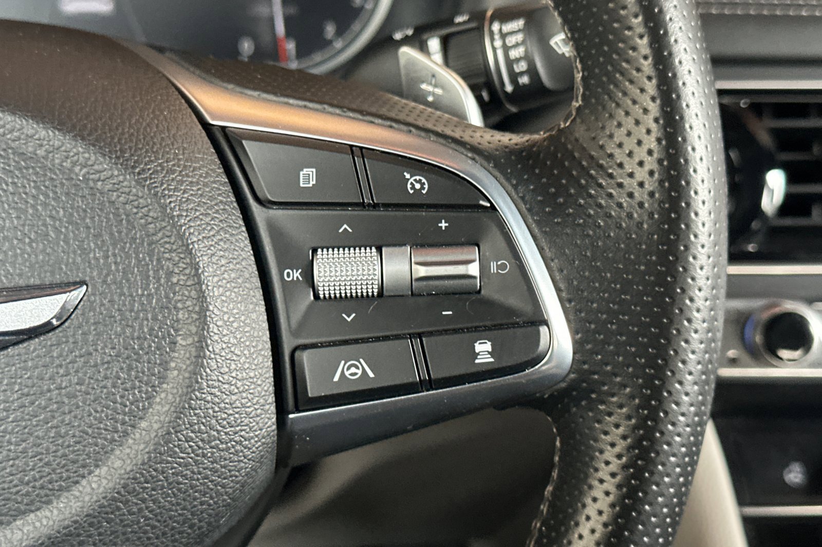 Used 2023 Genesis G70 2.0T image 32