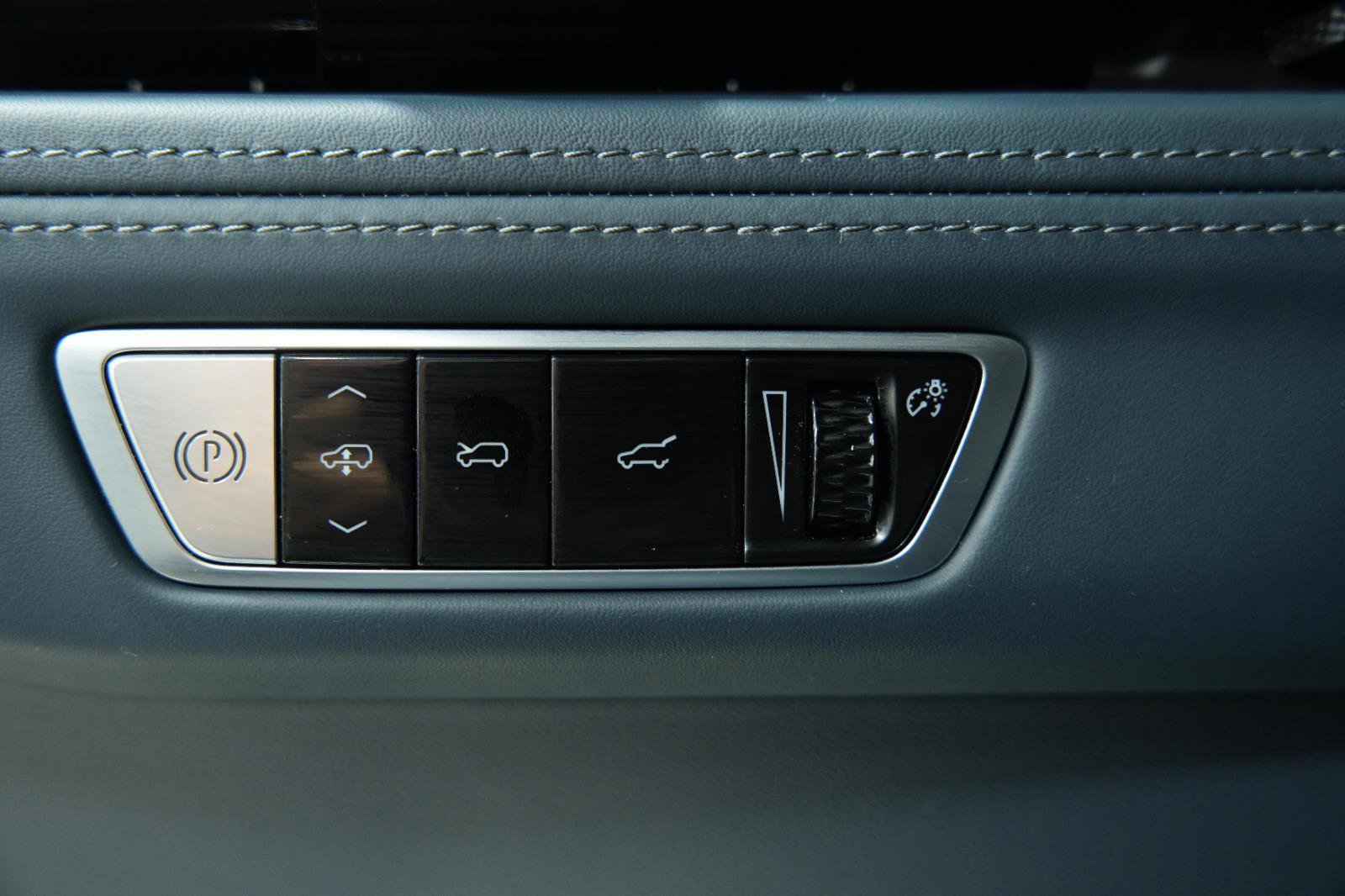 Used 2025 Cadillac Escalade IQ Luxury 2 w/ LPO, Premium Carpet Package image 30