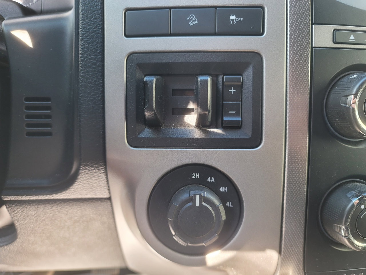 Used 2016 Ford Expedition XLT image 24