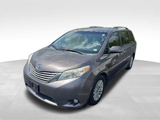 Used 2014 Toyota Sienna XLE FWD image 2