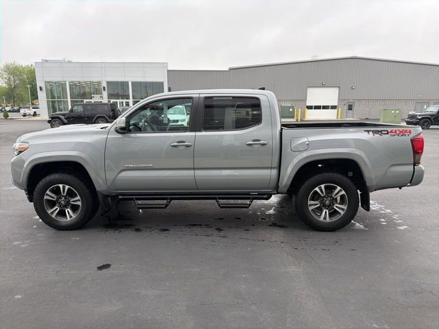 Used 2018 Toyota Tacoma TRD Sport AWD/4WD image 4