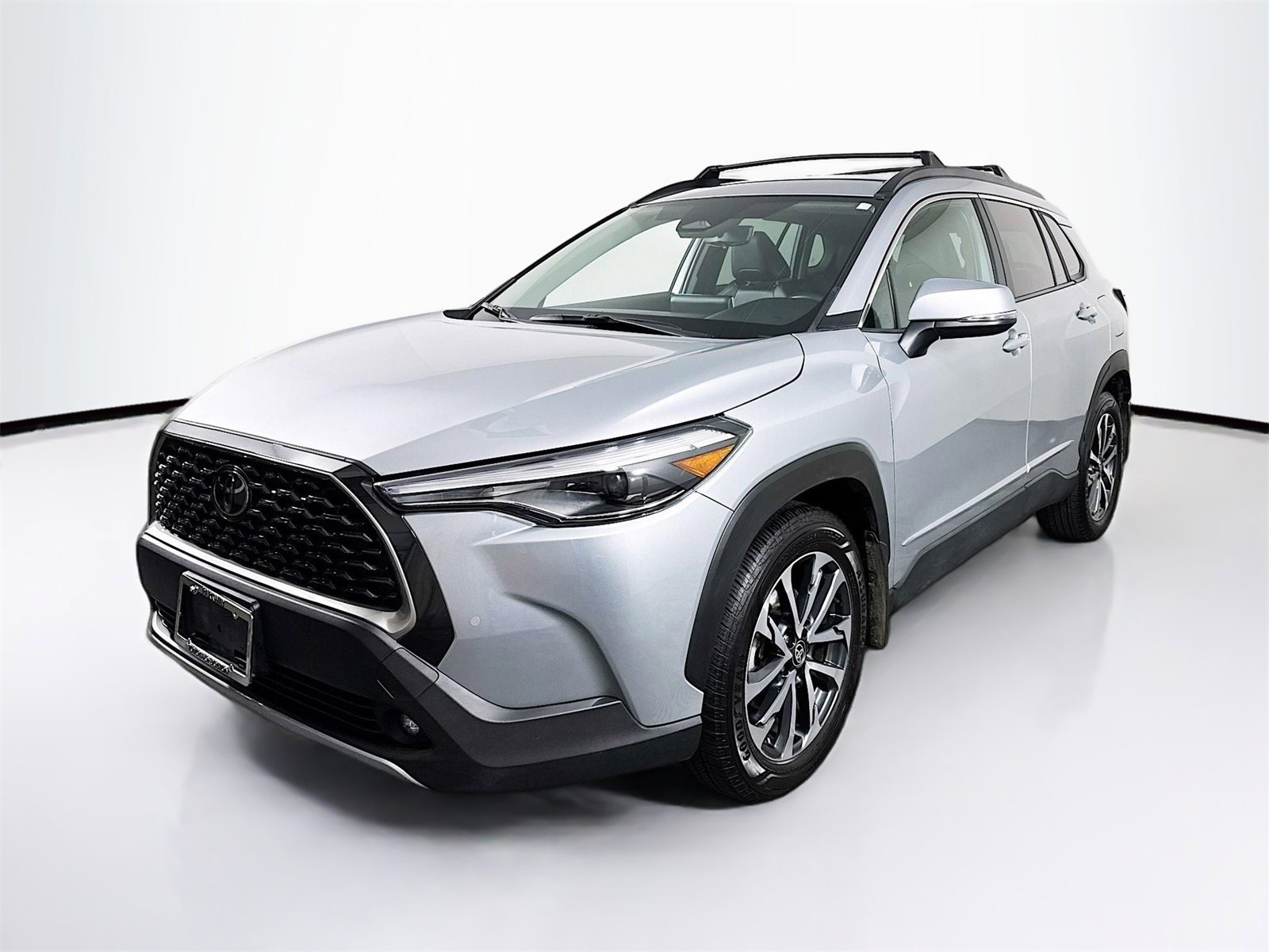 Used 2024 Toyota Corolla Cross XLE image 3