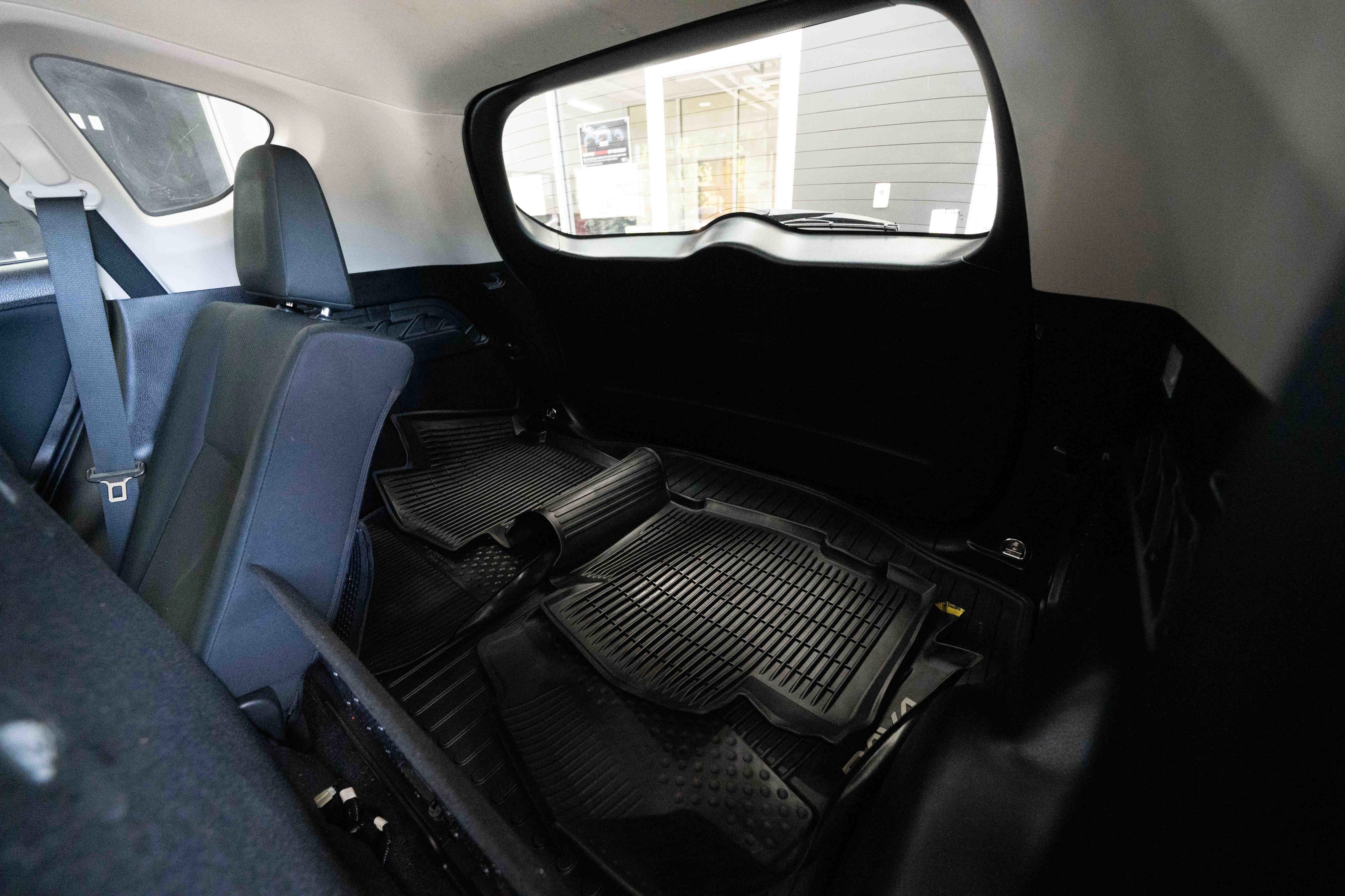 Used 2017 Toyota RAV4 LE w/ All Weather Liner Package AWD/4WD image 24
