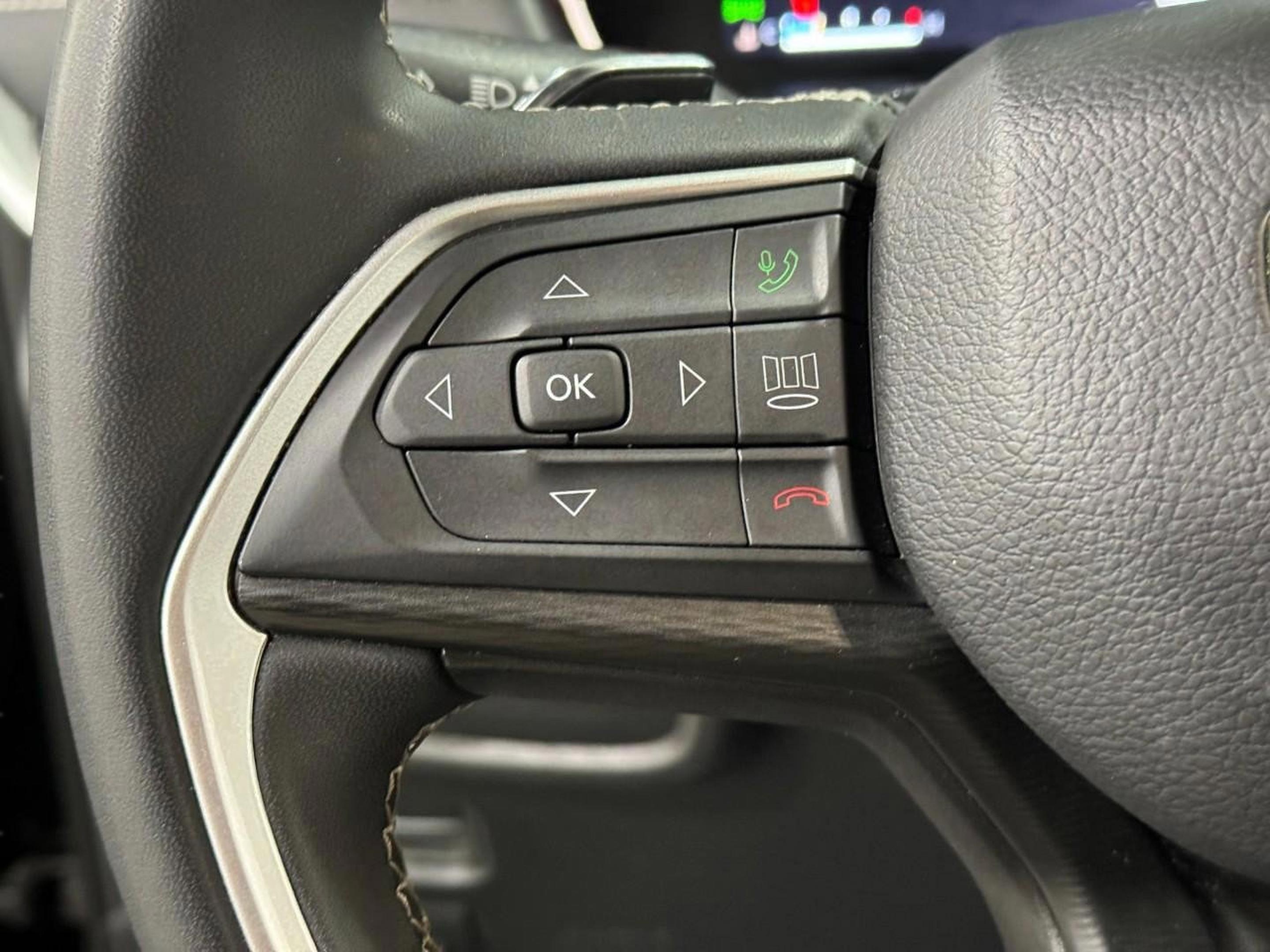 Used 2023 Jeep Grand Cherokee L Laredo image 29