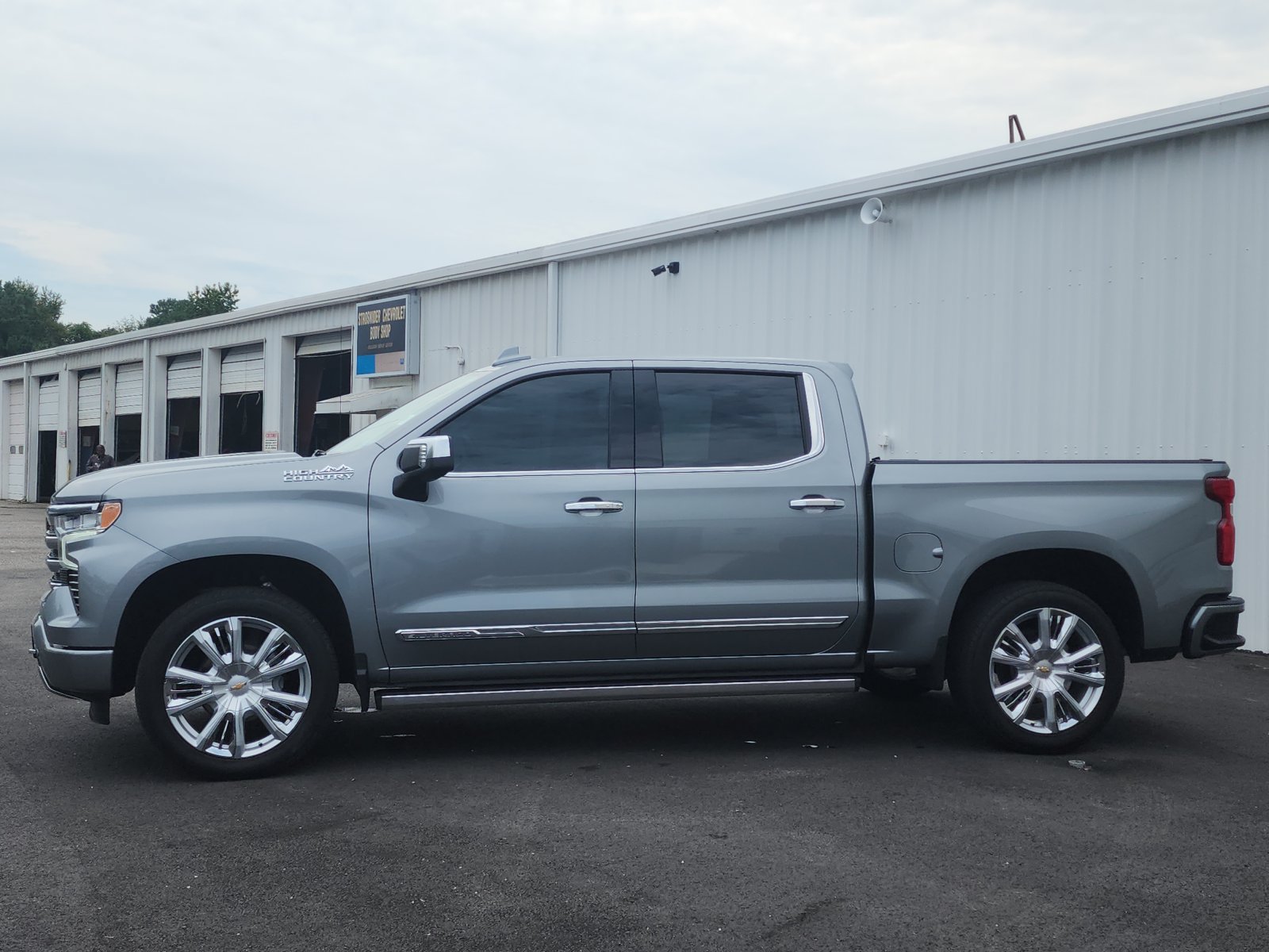 Used 2024 Chevrolet Silverado 1500 High Country w/ High Country Premium Package AWD/4WD image 2