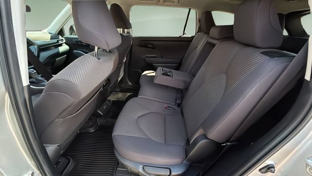 Used 2023 Toyota Highlander LE FWD image 19