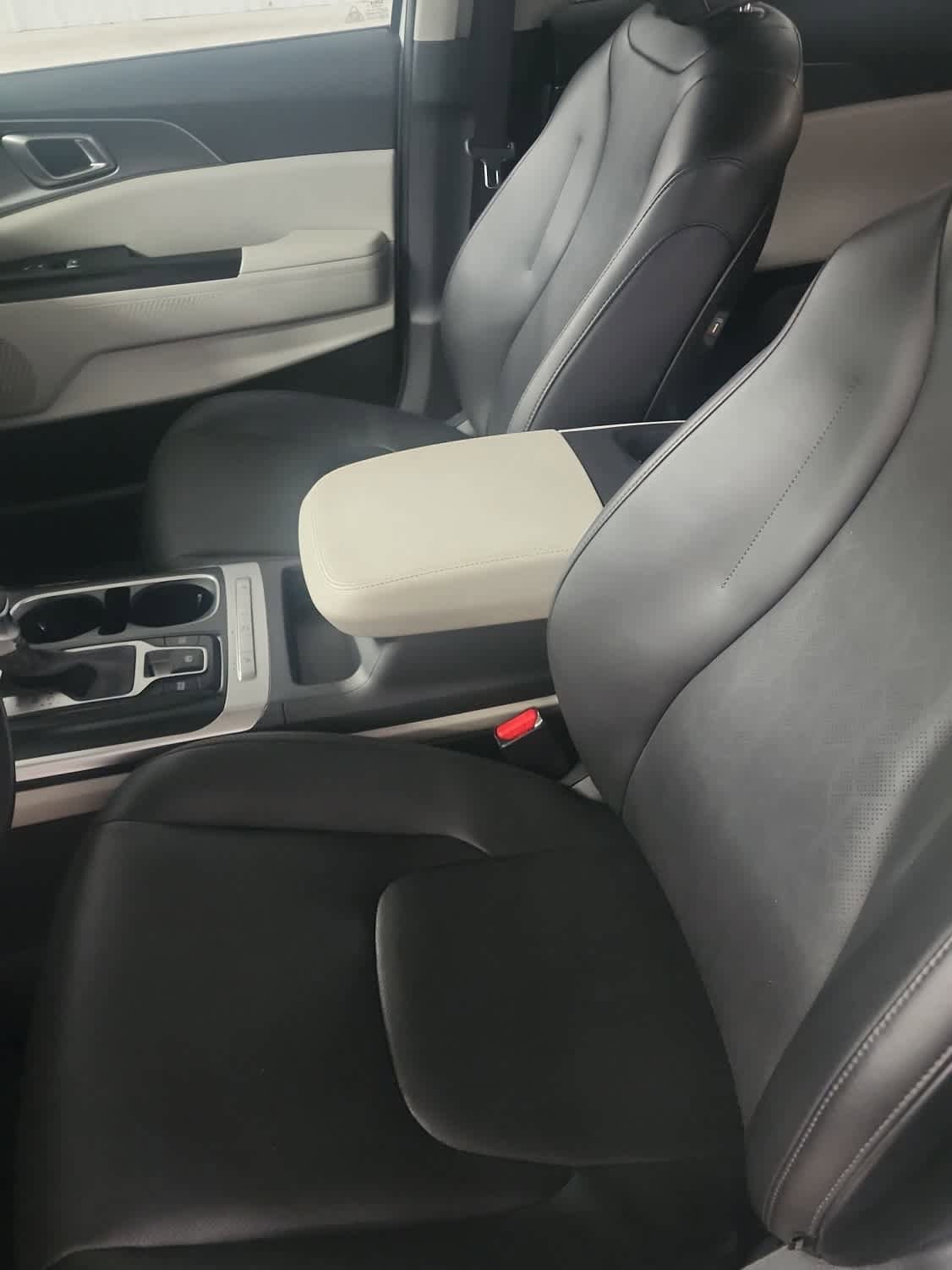 Used 2024 Kia Carnival LX FWD image 17