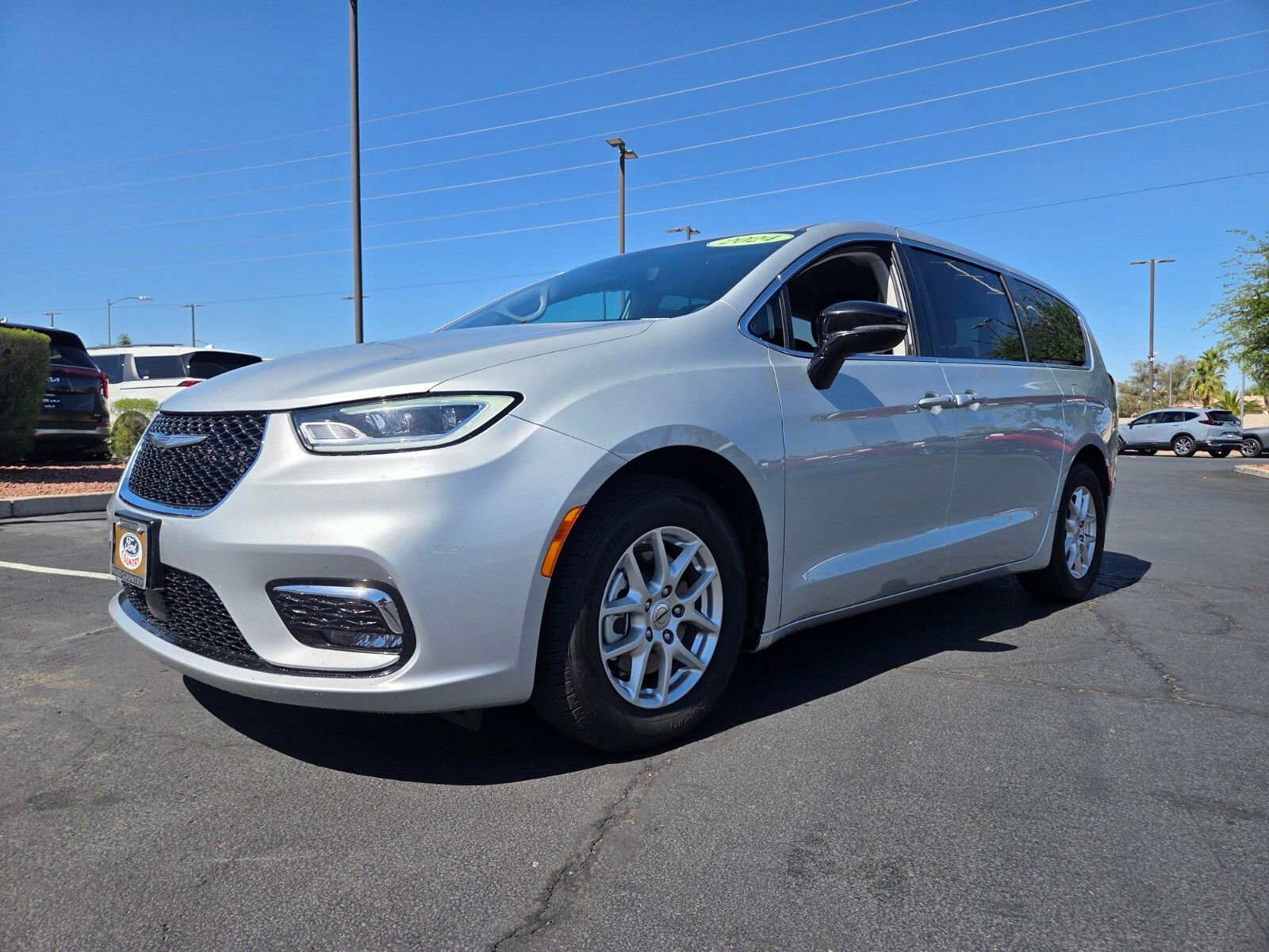 Used 2024 Chrysler Pacifica Touring-L FWD image 2