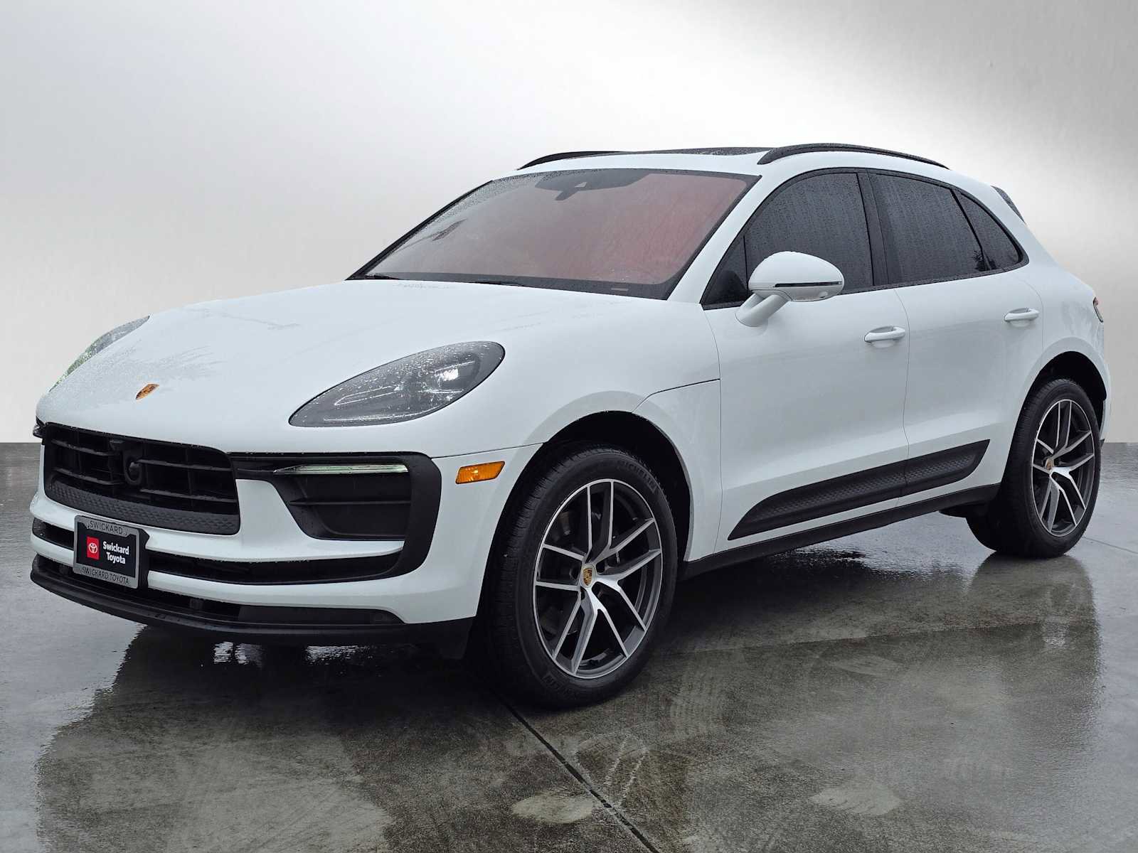Used 2025 Porsche Macan image 3