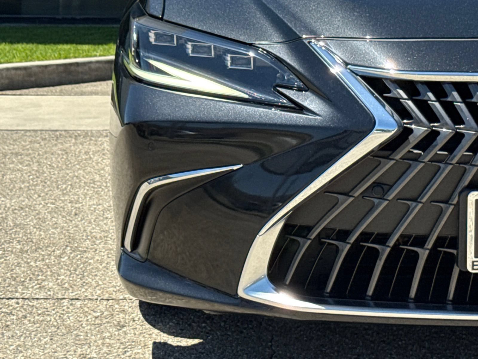 Used 2023 Lexus ES 300h w/ Accessory Package (Z1) FWD image 7
