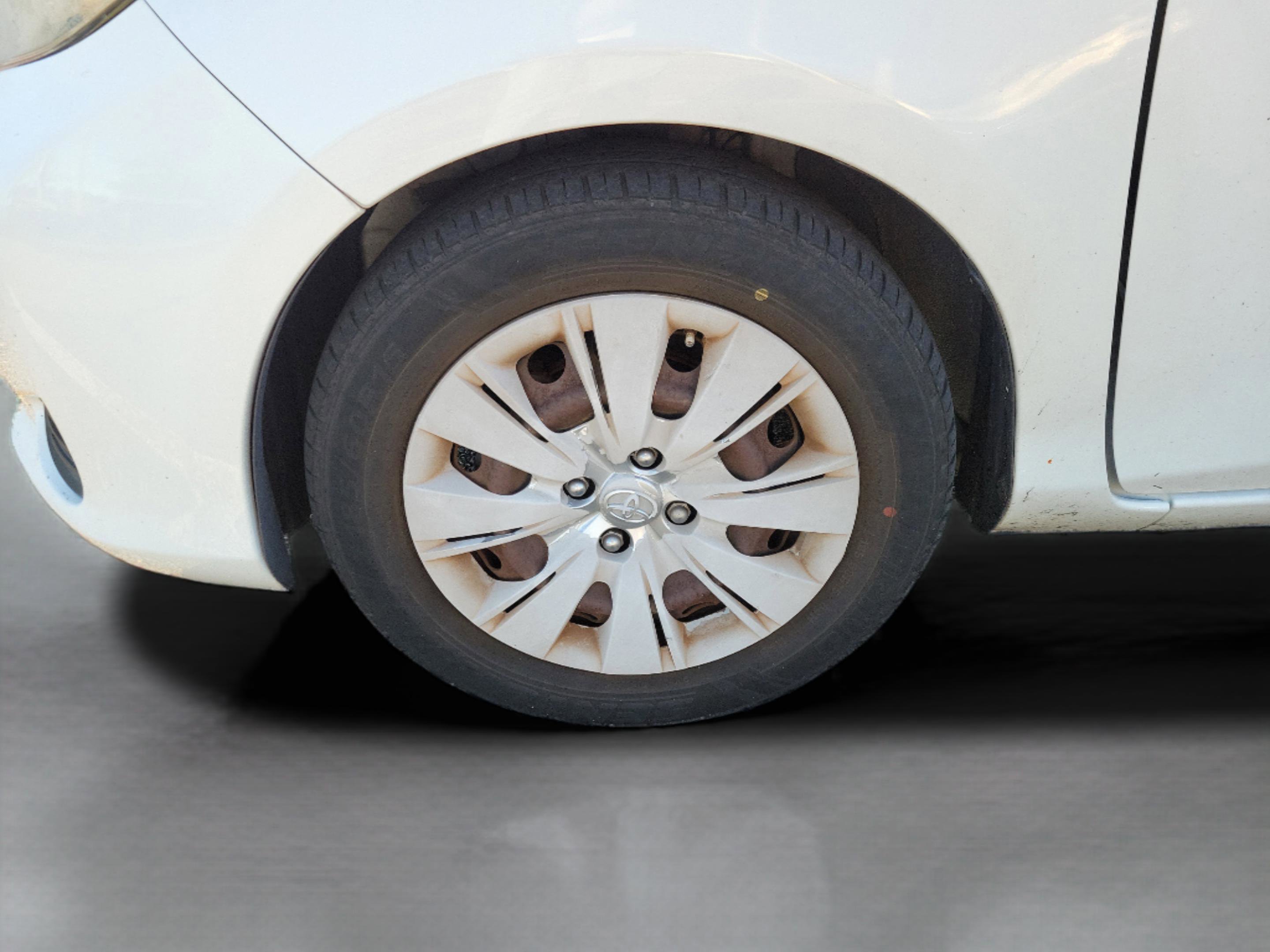 Used 2014 Toyota Yaris L FWD image 31