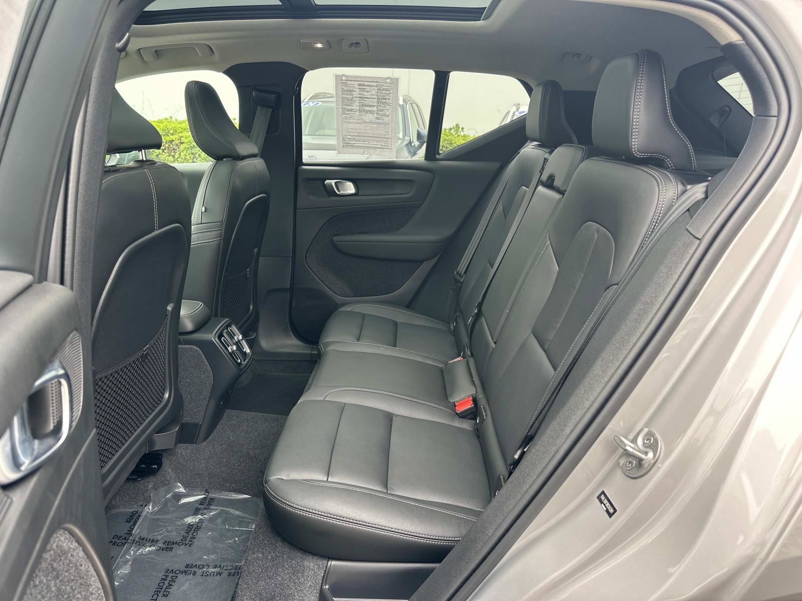 Certified 2024 Volvo XC40 B5 Ultimate w/ Climate Package image 21