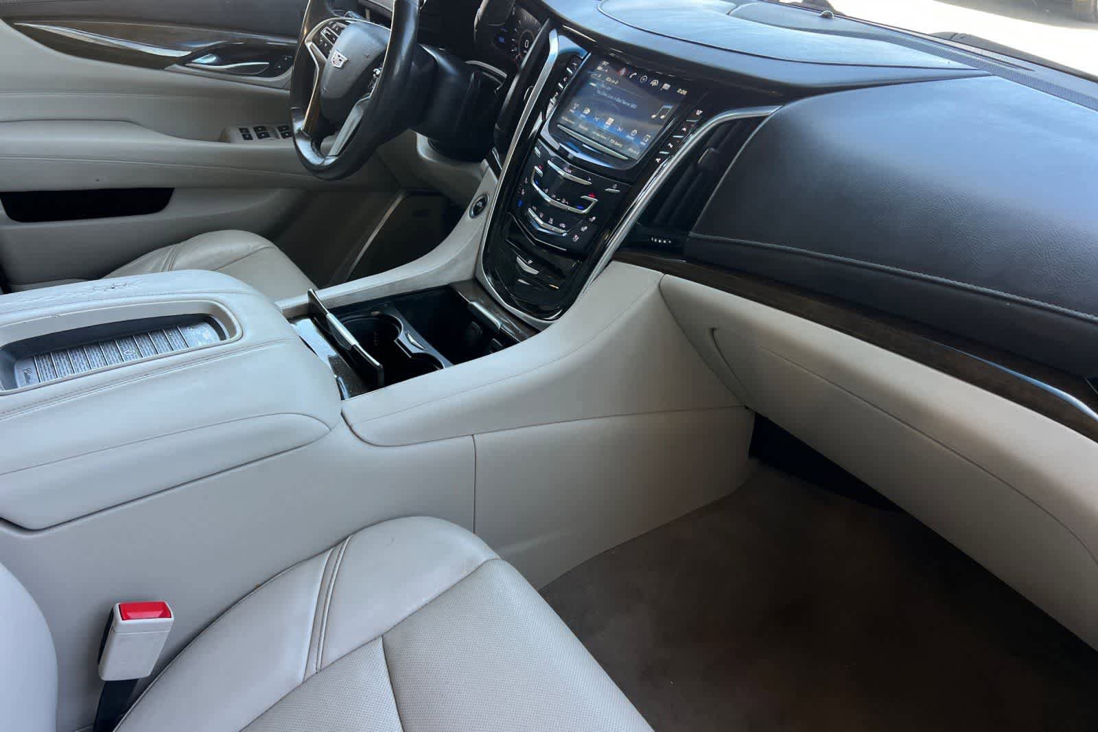 Used 2020 Cadillac Escalade Luxury AWD/4WD image 18