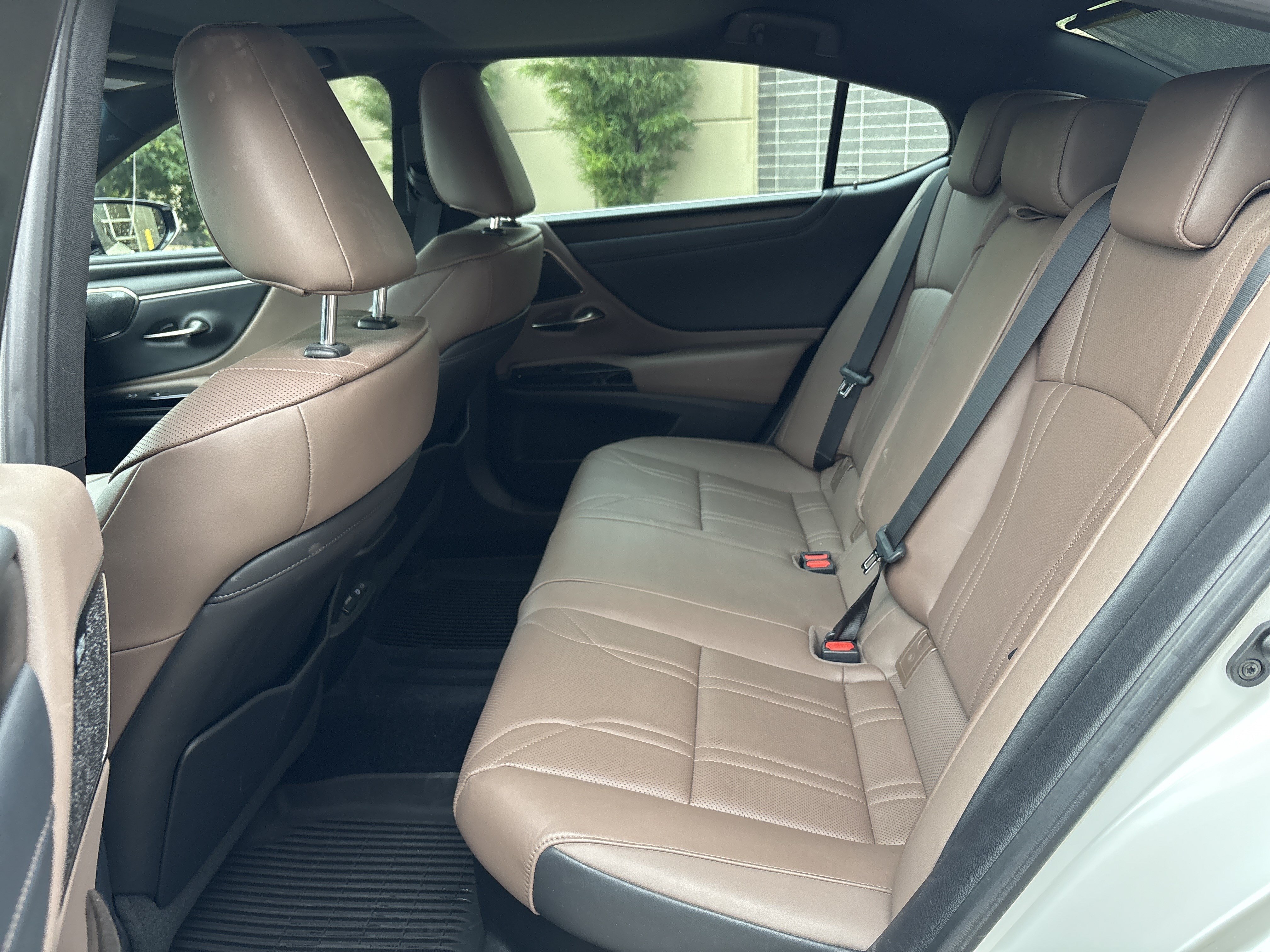 Certified 2022 Lexus ES 300h w/ Accessory Package FWD image 31