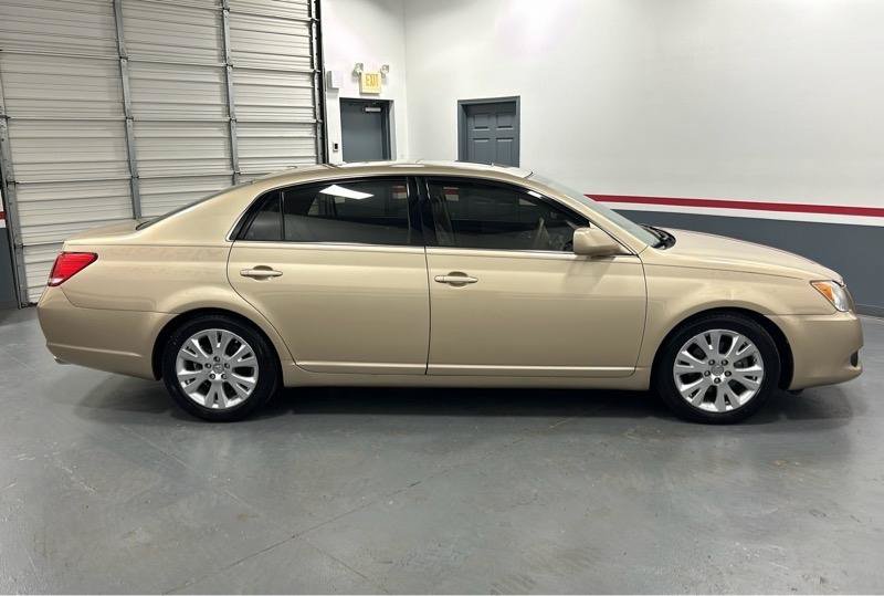 Used 2010 Toyota Avalon FWD image 4