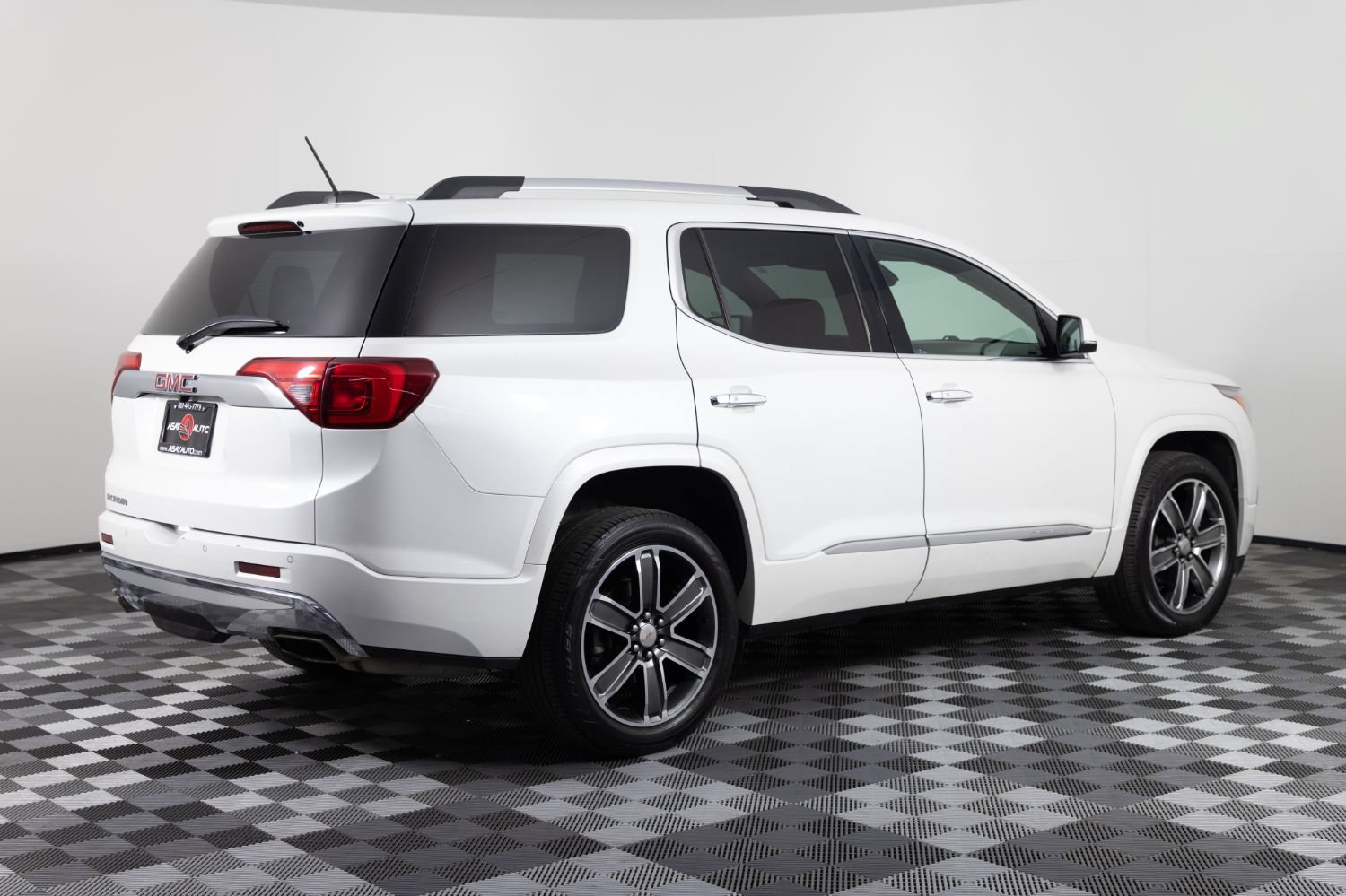 Used 2017 GMC Acadia Denali w/ Technology Package FWD image 8
