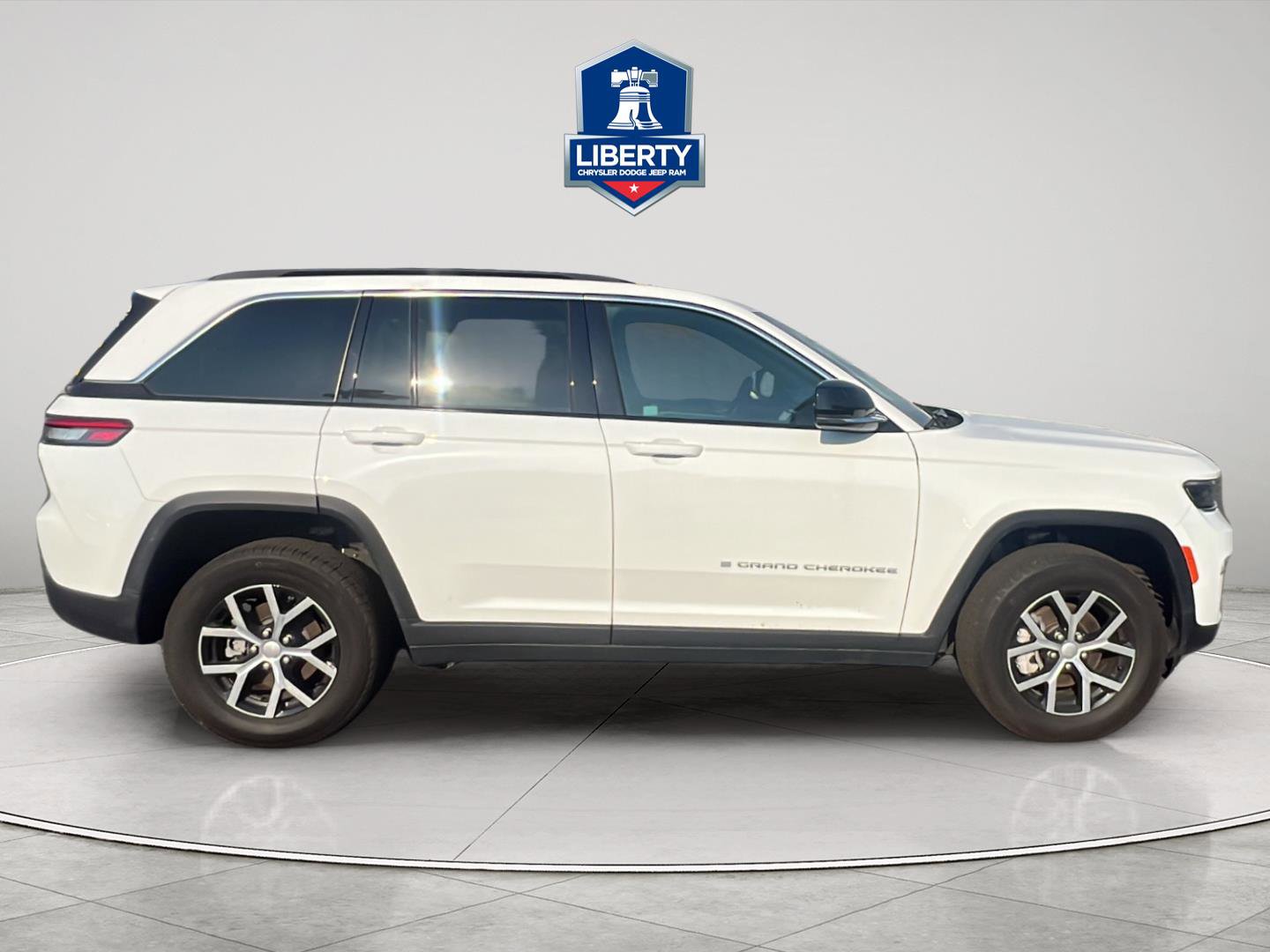 Certified 2024 Jeep Grand Cherokee Limited AWD/4WD image 31