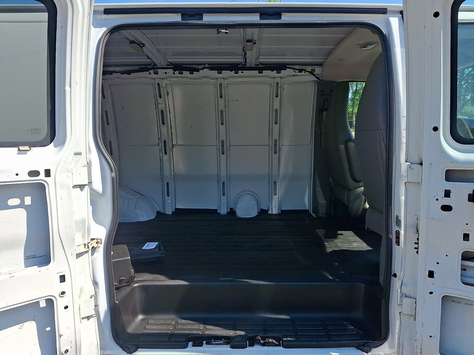 Used 2022 Chevrolet Express 2500 w/ Driver Convenience Package RWD image 11