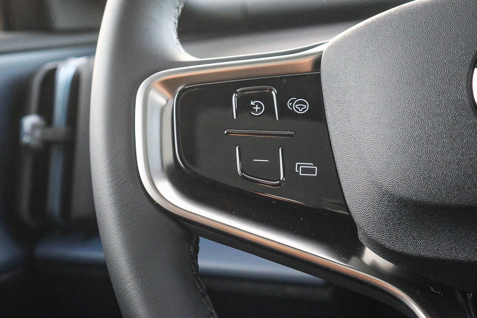 New 2026 Volvo EX30 Plus w/ Protection Package image 32