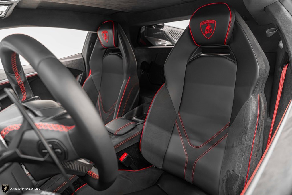 Used 2024 Lamborghini Revuelto image 4