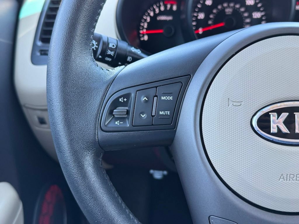 Used 2010 Kia Soul ! FWD image 11