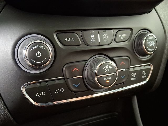 Used 2019 Jeep Cherokee Overland w/ Technology Group AWD/4WD image 18