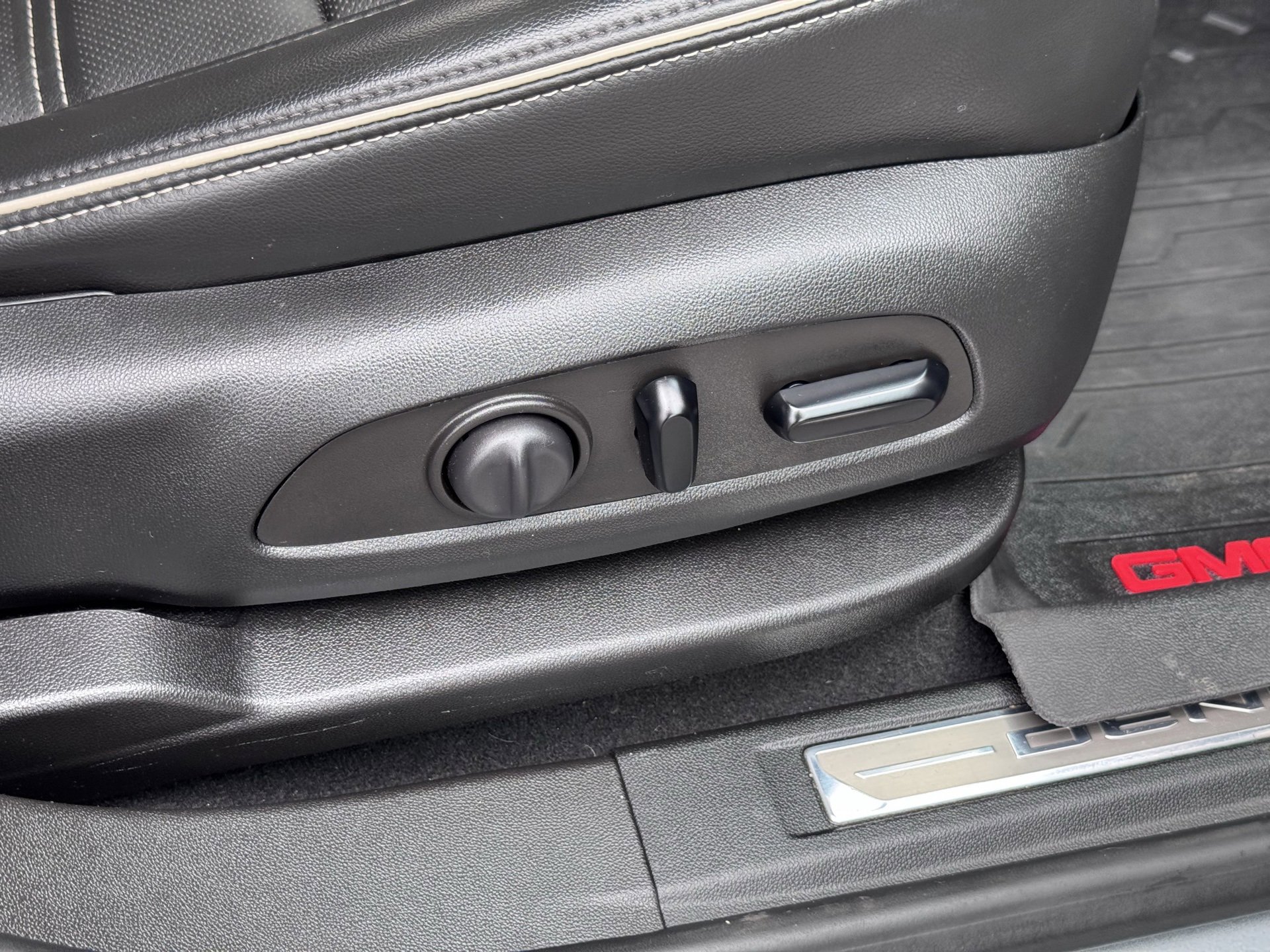 Used 2023 GMC Acadia Denali image 13