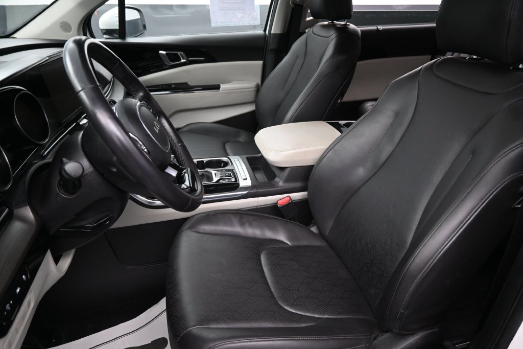 Used 2024 Kia Carnival EX FWD image 25