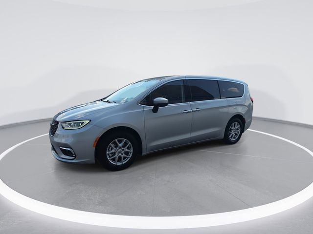 Used 2023 Chrysler Pacifica Touring-L FWD image 4