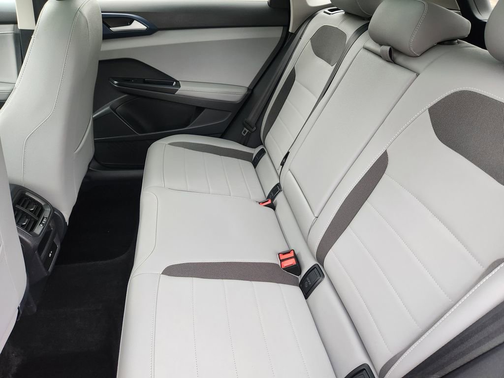 Certified 2024 Volkswagen Taos SE image 12