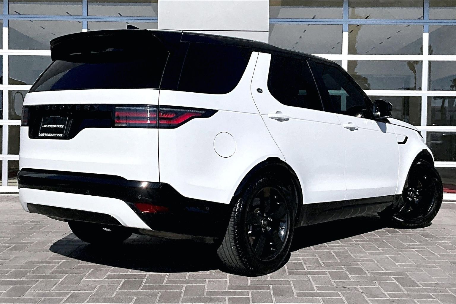 Used 2024 Land Rover Discovery Dynamic SE image 12