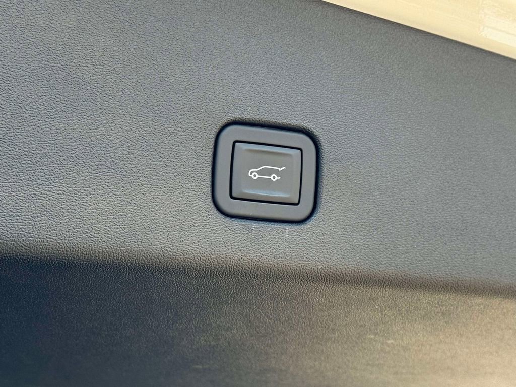 Used 2025 Cadillac Optiq Luxury 2 w/ LPO, Floor Liner Package AWD/4WD image 20