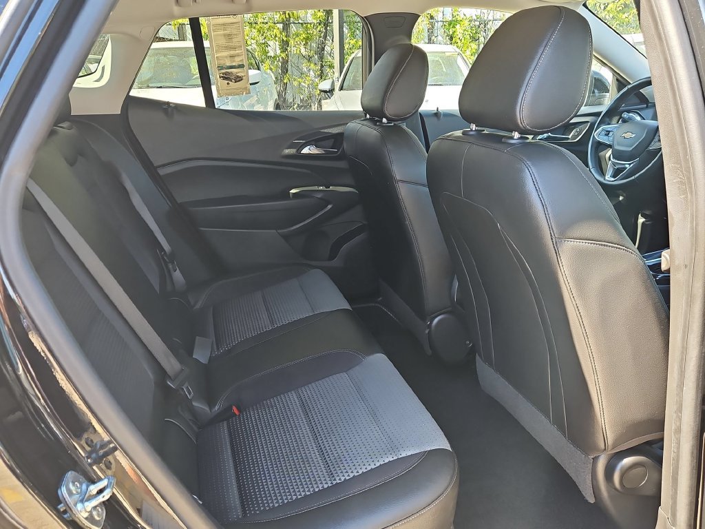 Used 2025 Chevrolet Trax LT w/ LT Convenience Package FWD image 30