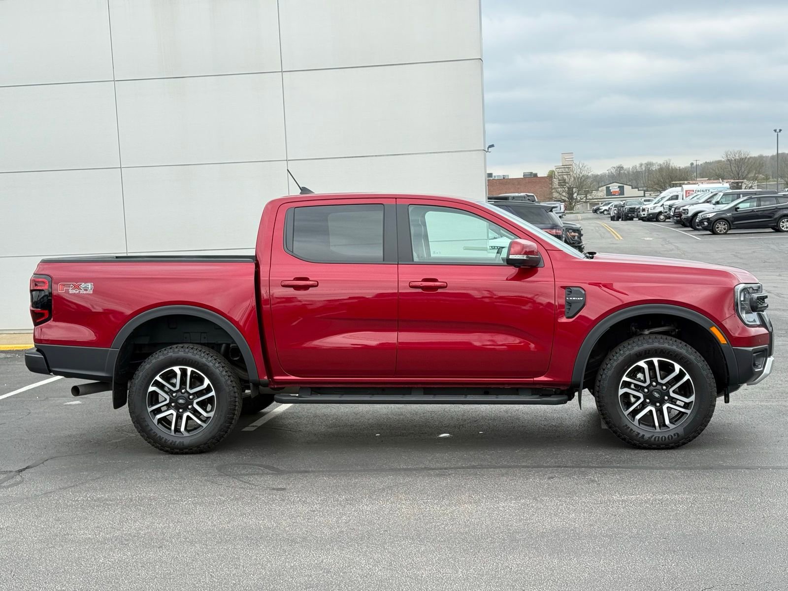 Used 2025 Ford Ranger Lariat w/ FX4 Off-Road Package AWD/4WD image 2