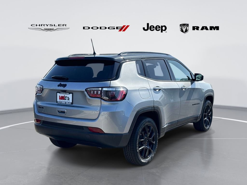 Used 2023 Jeep Compass Latitude w/ Sun and Sound Group AWD/4WD image 3
