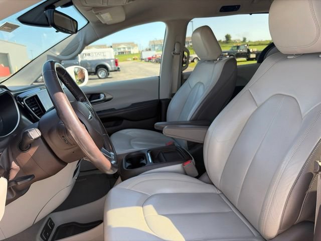 Used 2017 Chrysler Pacifica Touring-L w/ Tire & Wheel Group FWD image 11