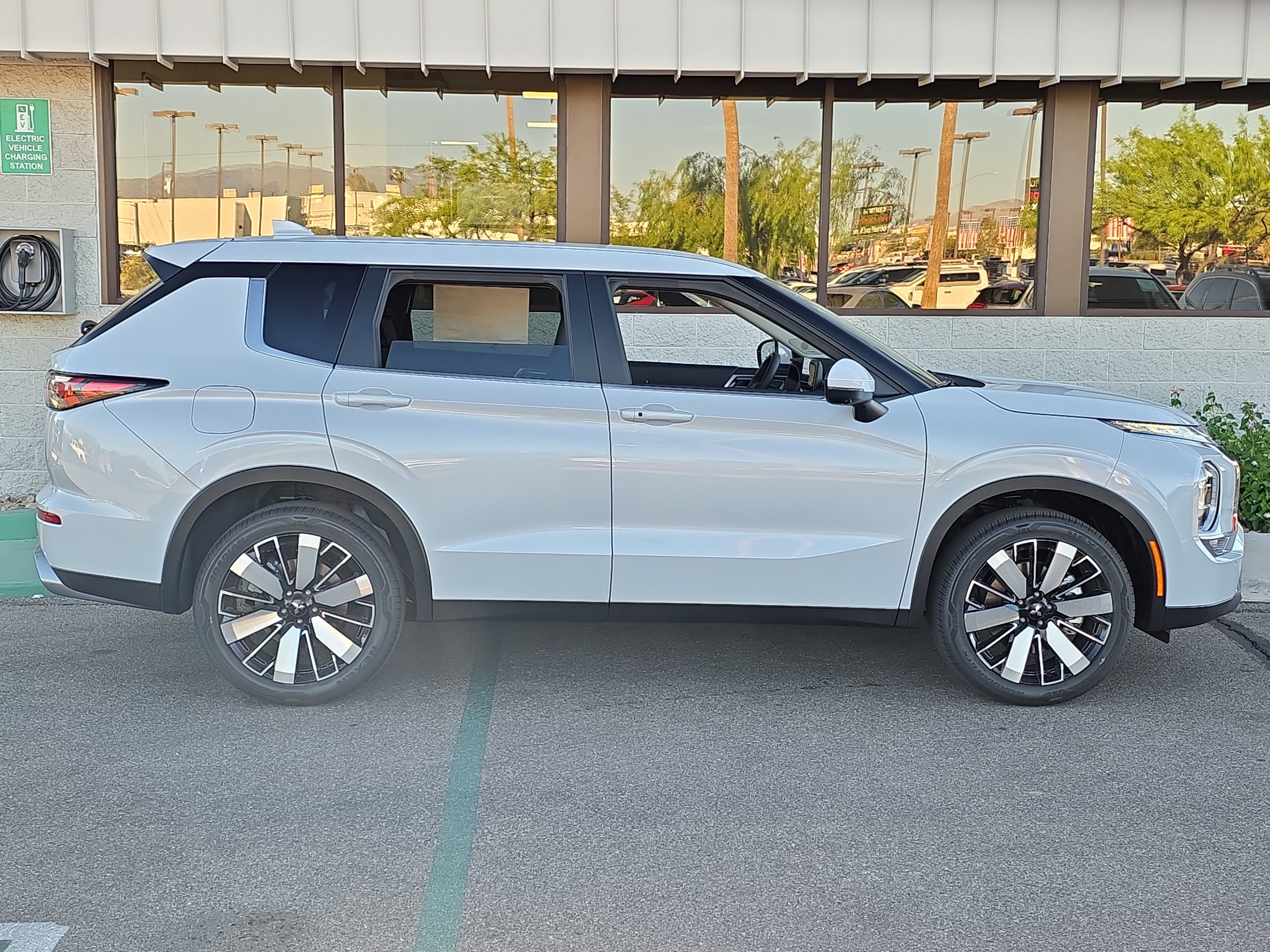 New 2026 Mitsubishi Outlander SE image 8