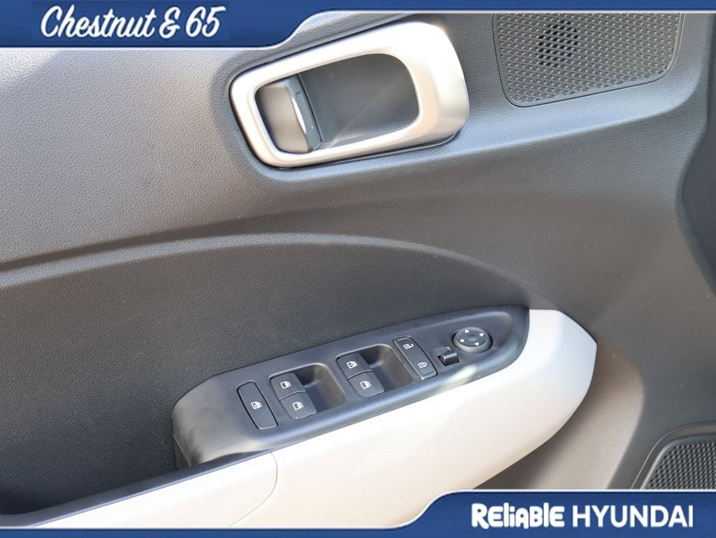 Certified 2025 Hyundai Venue SEL FWD image 21