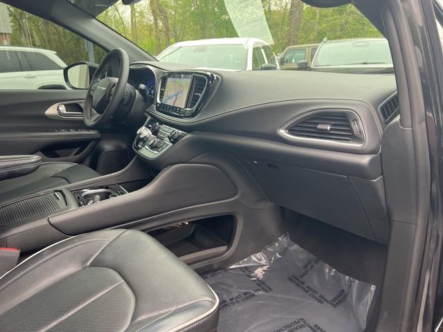 Used 2023 Chrysler Pacifica Limited w/ S Appearance Package AWD/4WD image 32