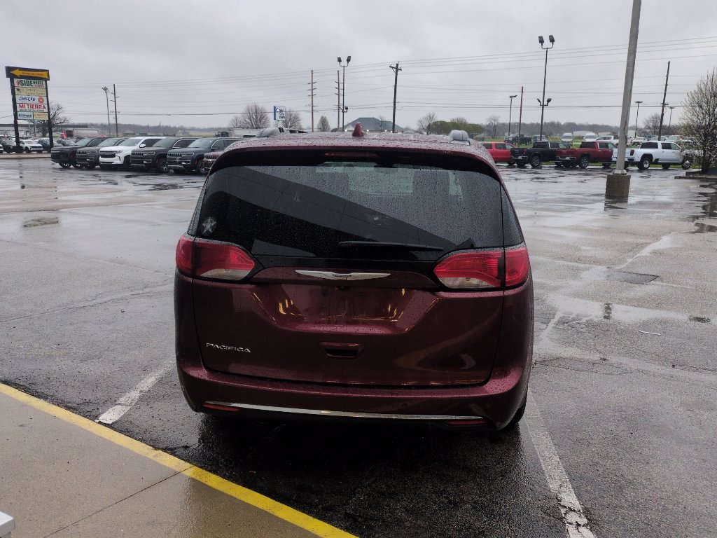 Used 2017 Chrysler Pacifica Touring-L image 7