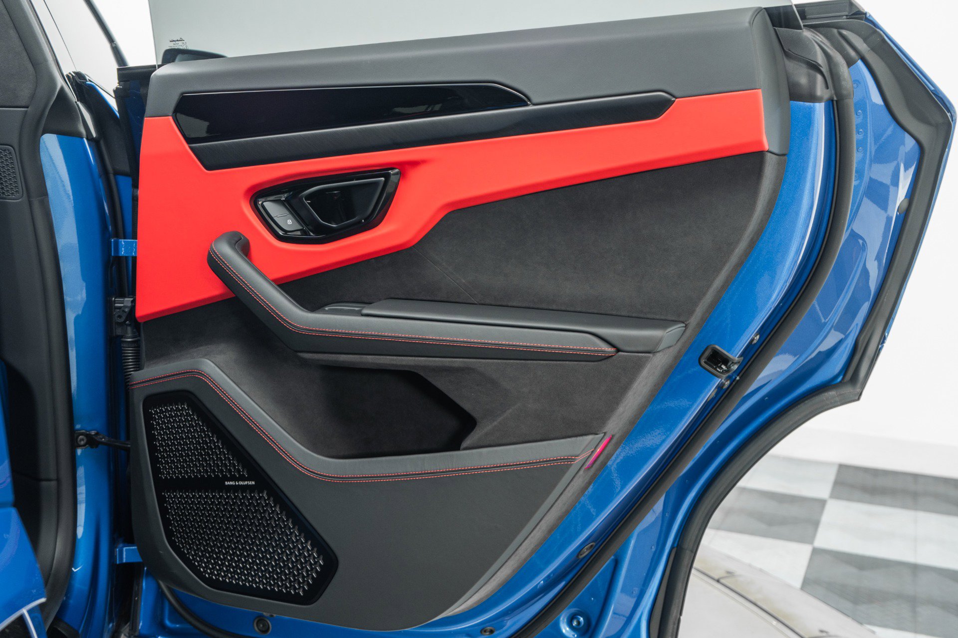 Used 2025 Lamborghini Urus SE image 45