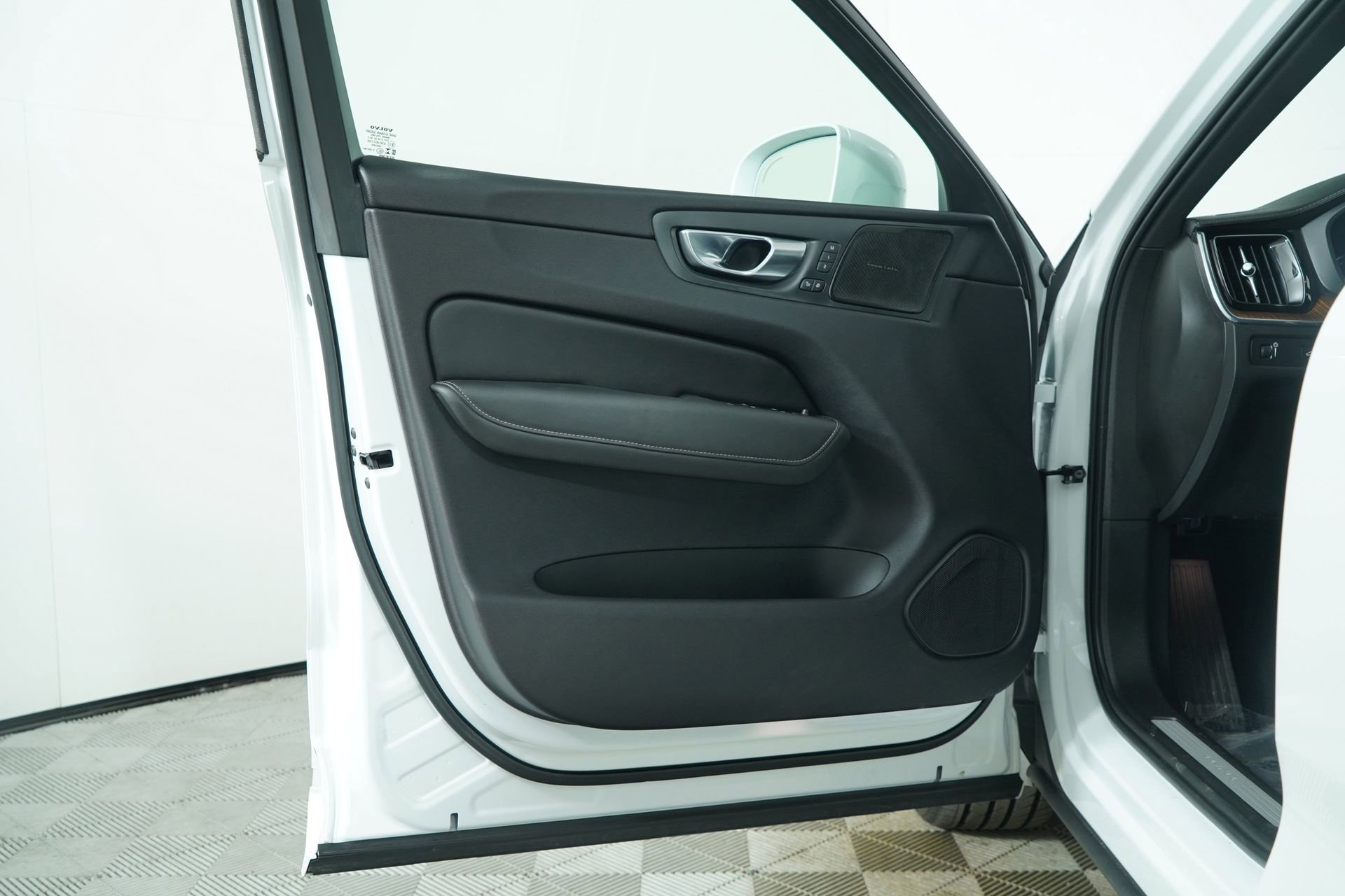 Used 2020 Volvo XC60 T6 Inscription w/ Protection Package Premier image 23