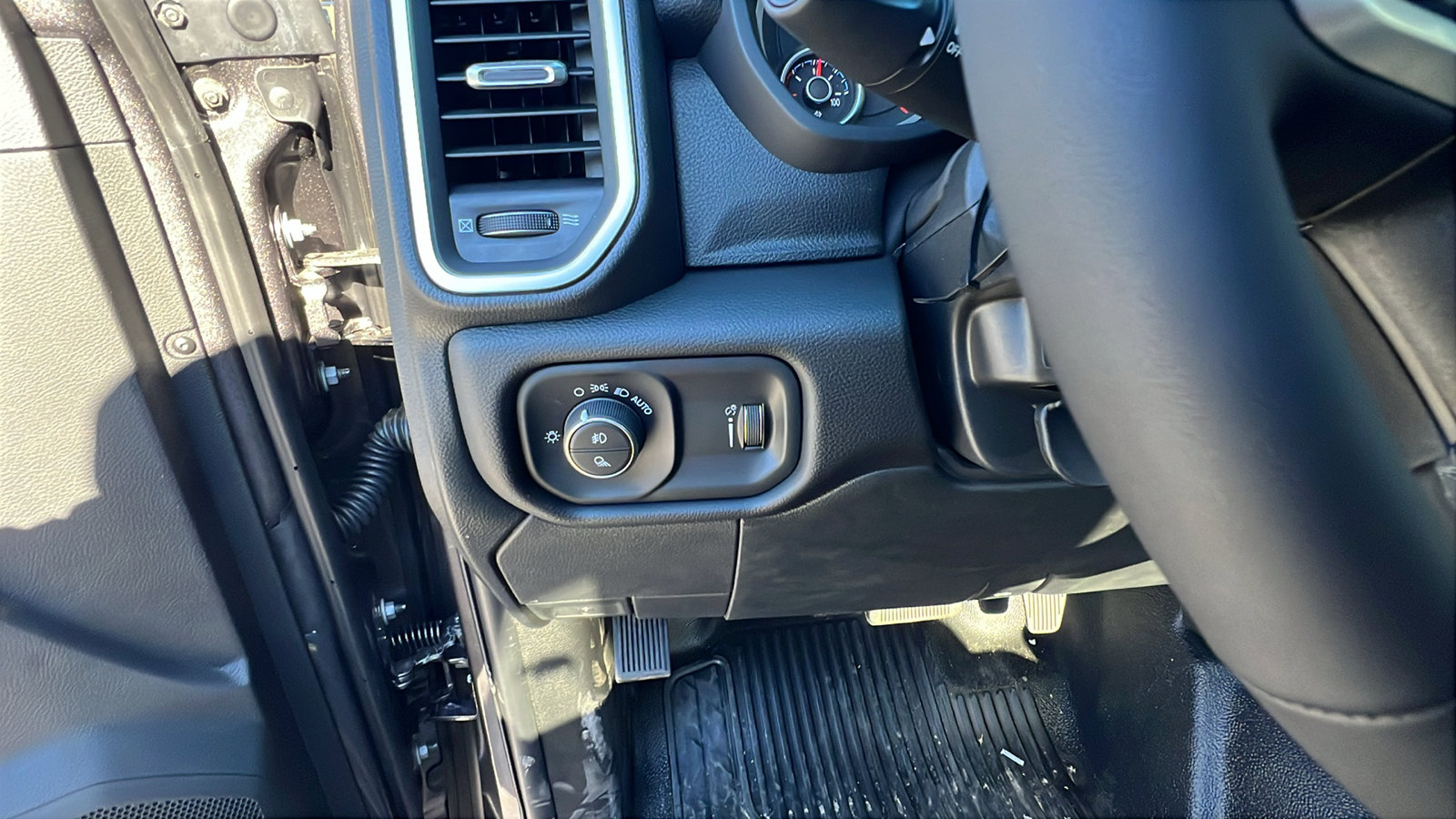 New 2025 RAM 5500 4x4 Regular Cab image 23